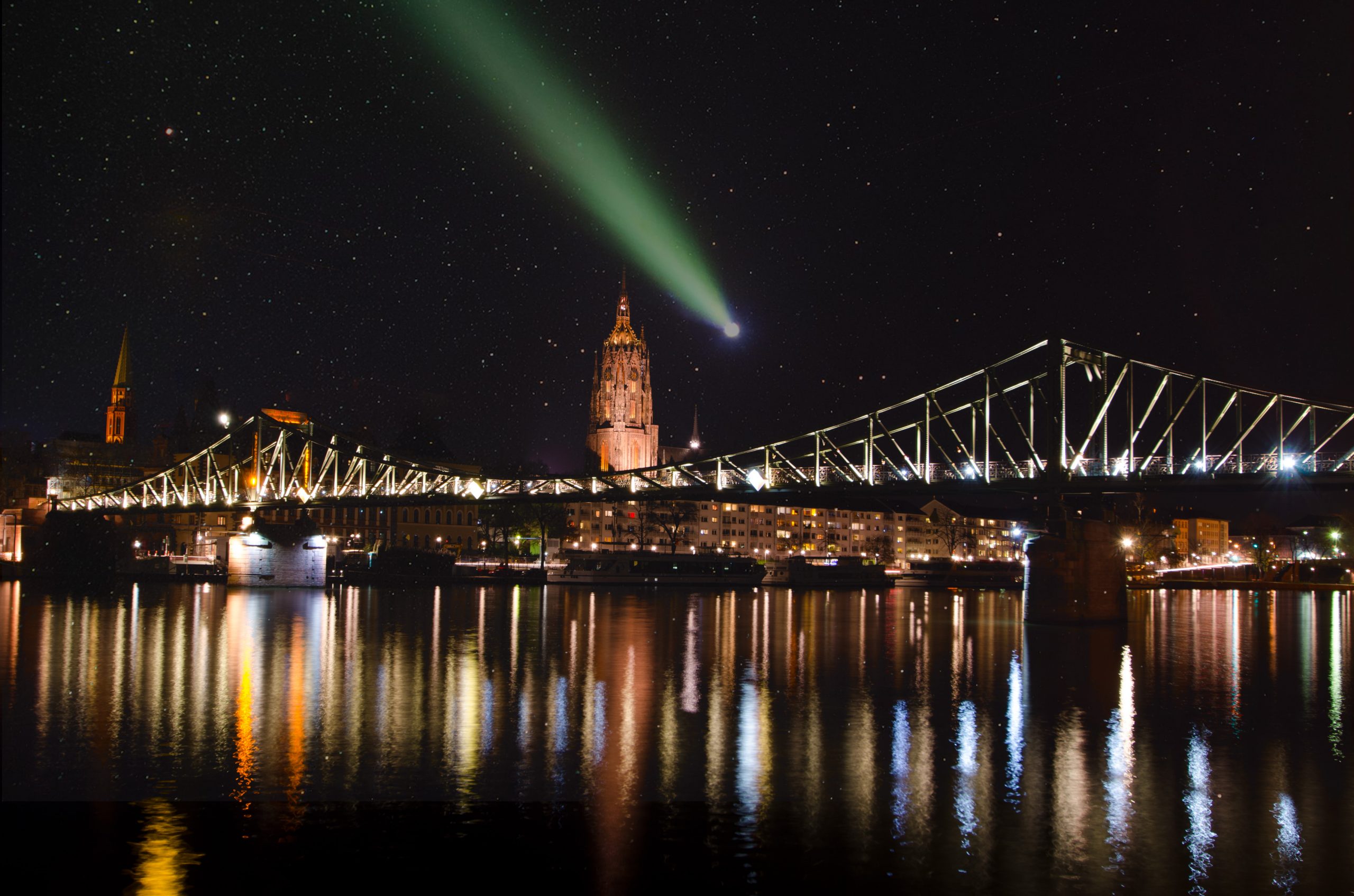 Comet C_2023 blendet mit Frankfurt at Night Komet über Frankfurt, Montage